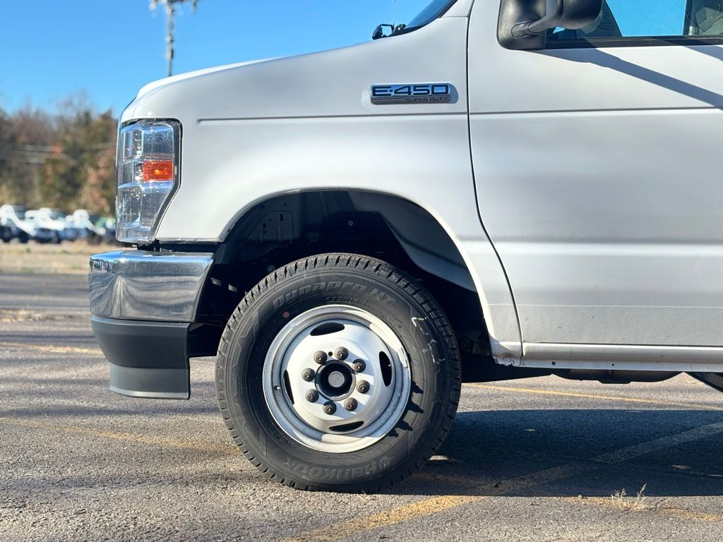 2024 Ford E-450 photo 3