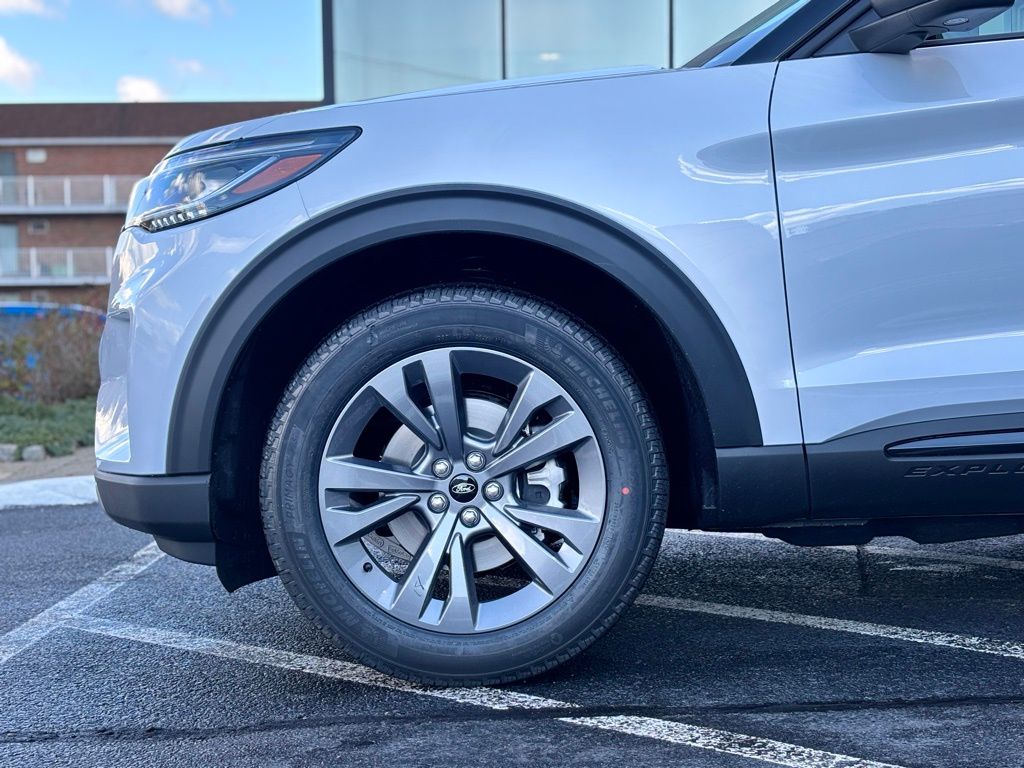 2026 Ford Explorer photo 3