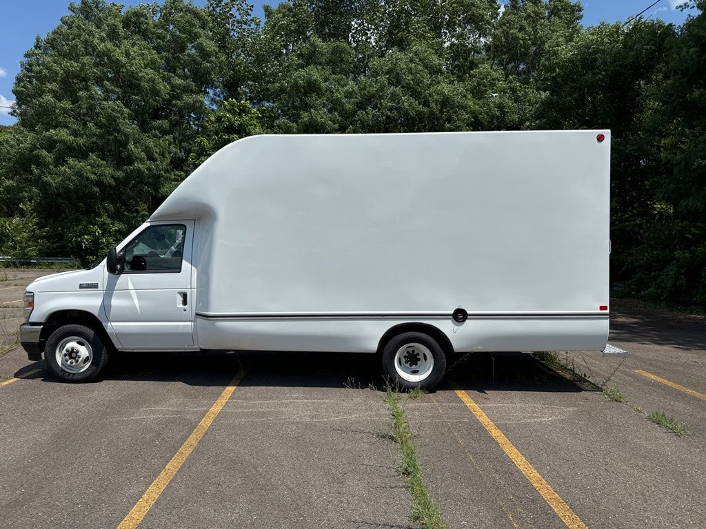 2025 Ford E-350 photo 2