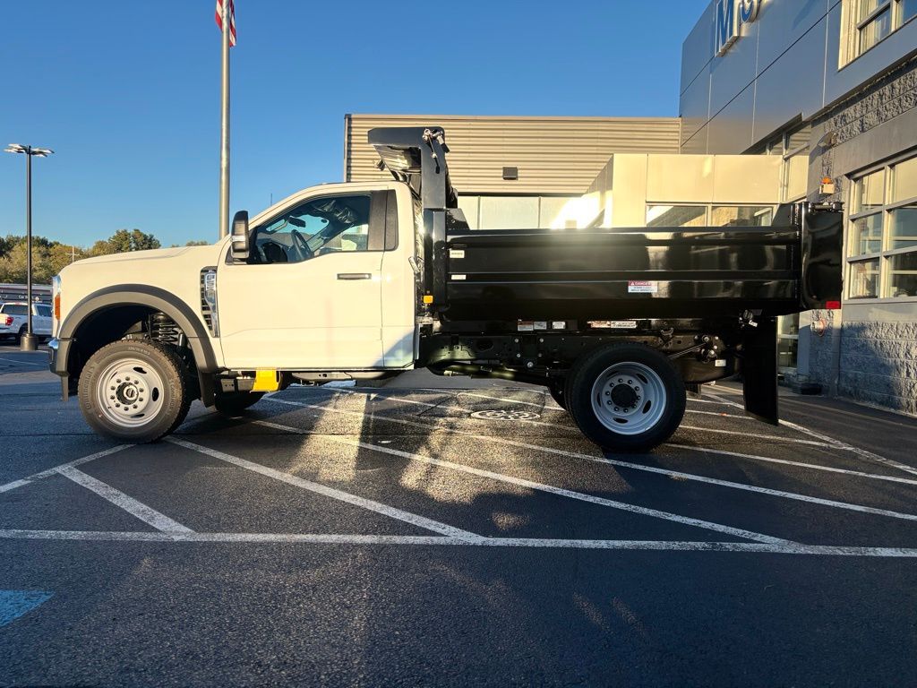 2025 Ford F-550 photo 2