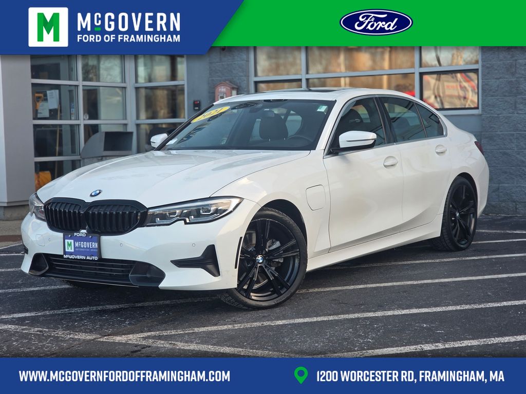 2021 BMW 3 Series 330e's photo