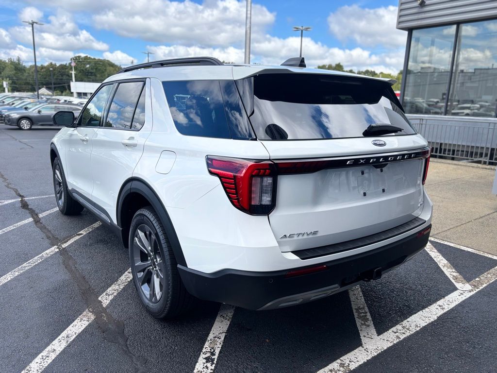 2025 Ford Explorer photo 4