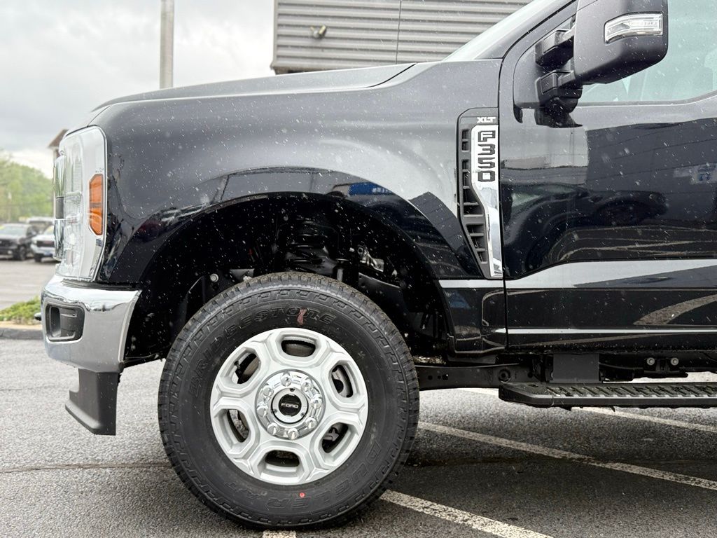 2025 Ford F-350 XLT photo 3
