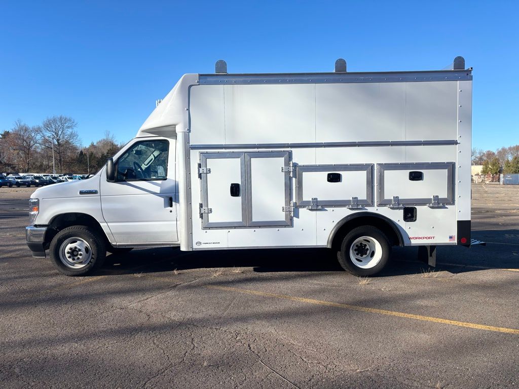 2024 Ford E-450 photo 2