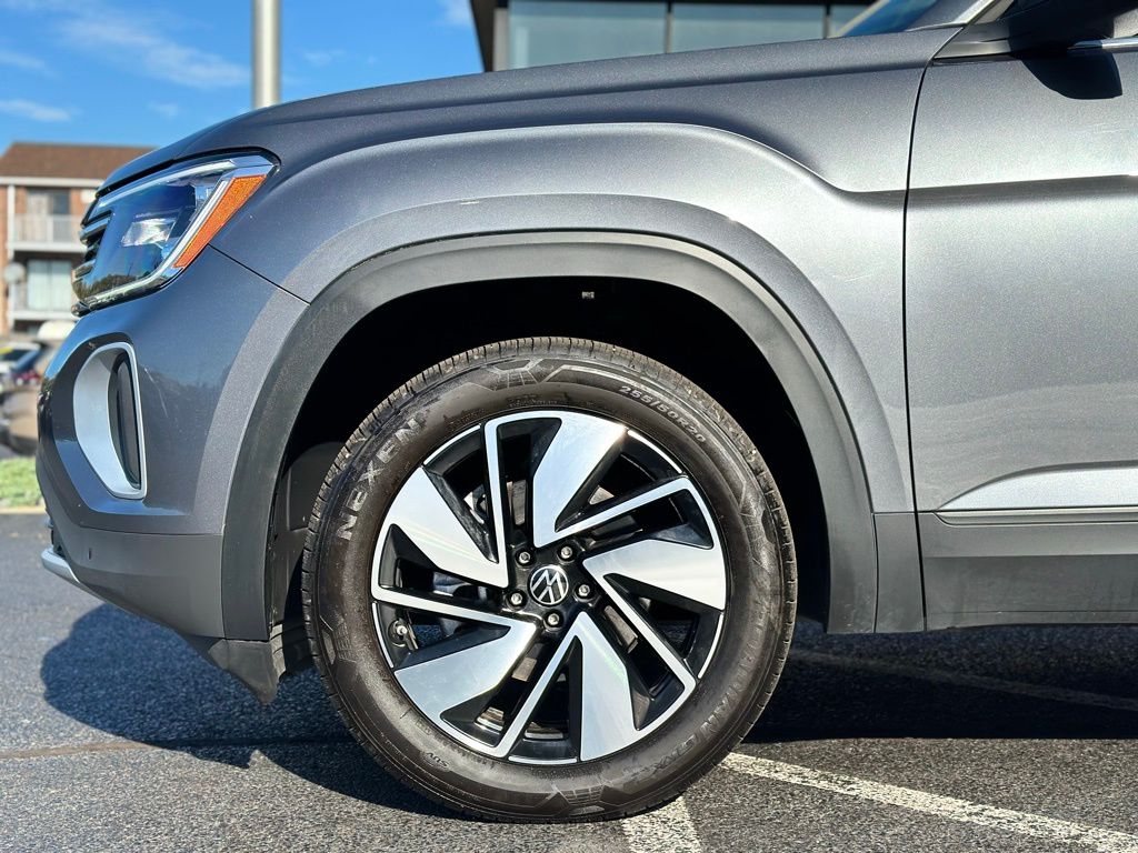 2024 Volkswagen Atlas SE Technology photo 2