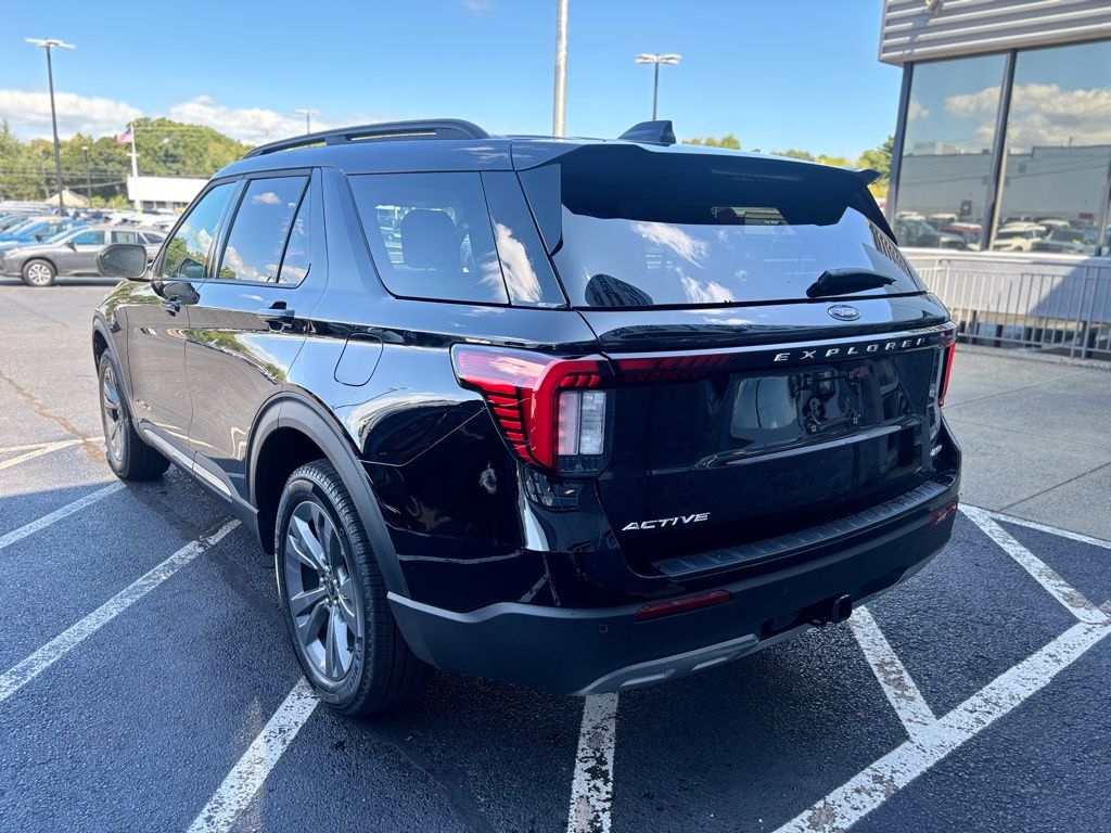 2025 Ford Explorer photo 3