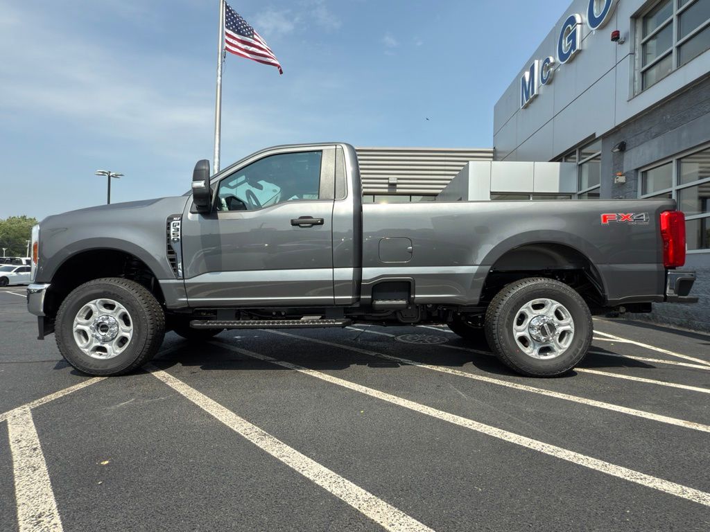 2025 Ford F-350 XLT photo 2