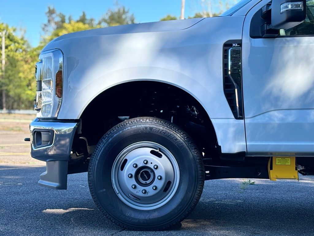 2026 Ford F-350 photo 3