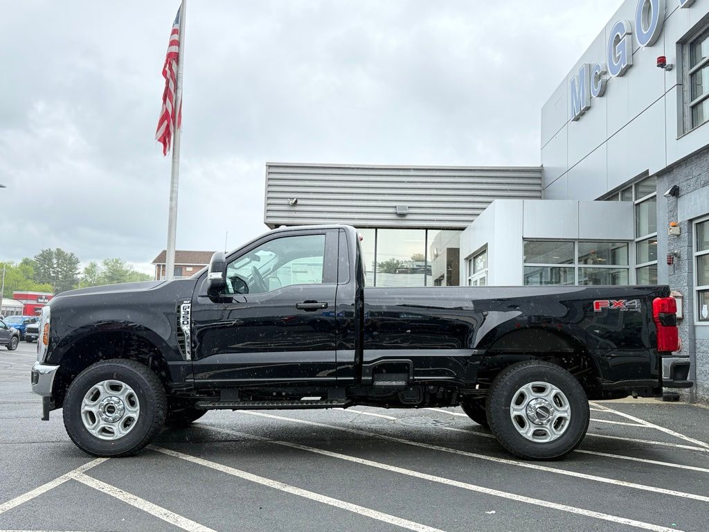 2025 Ford F-350 XLT photo 2