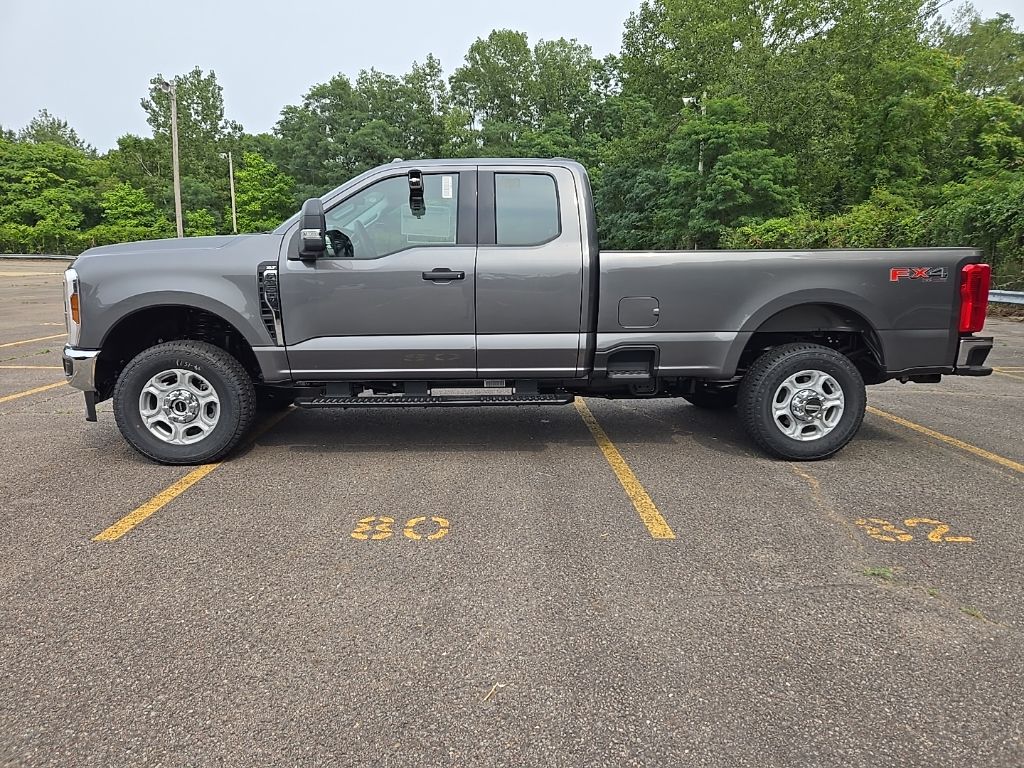 2025 Ford F-350 XLT photo 2