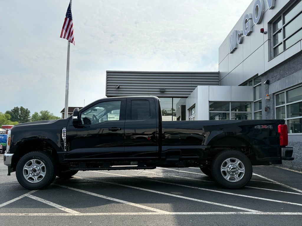 2025 Ford F-250 XLT photo 2