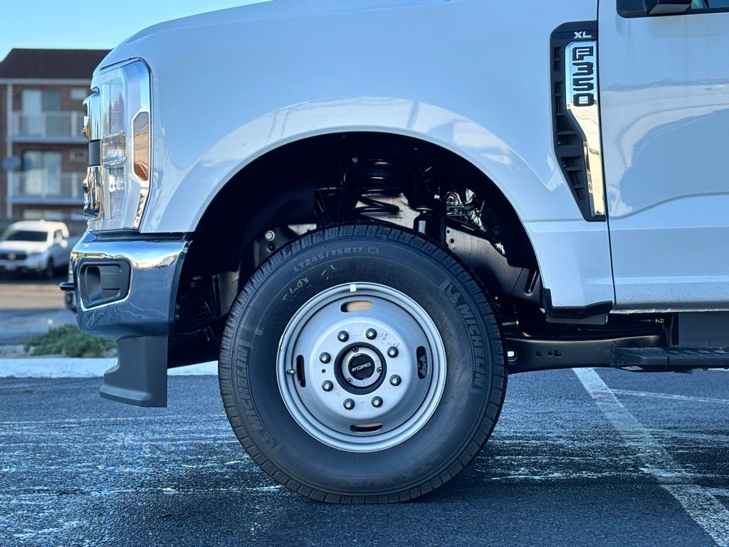 2025 Ford F-350 photo 2