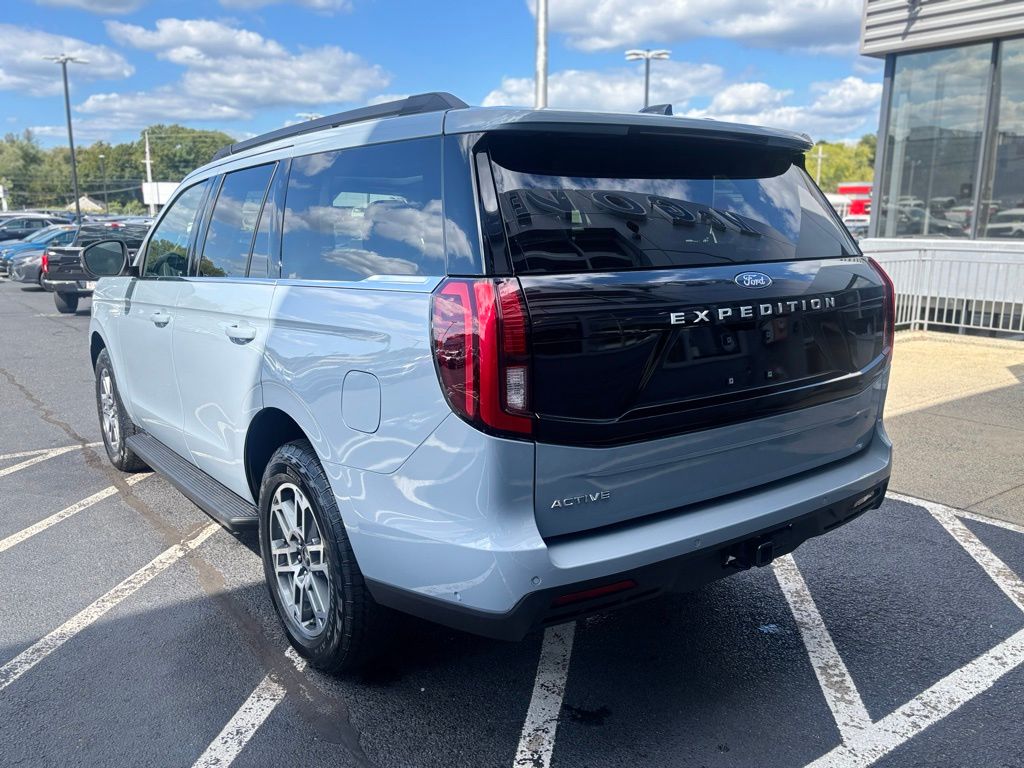 2025 Ford Expedition photo 3