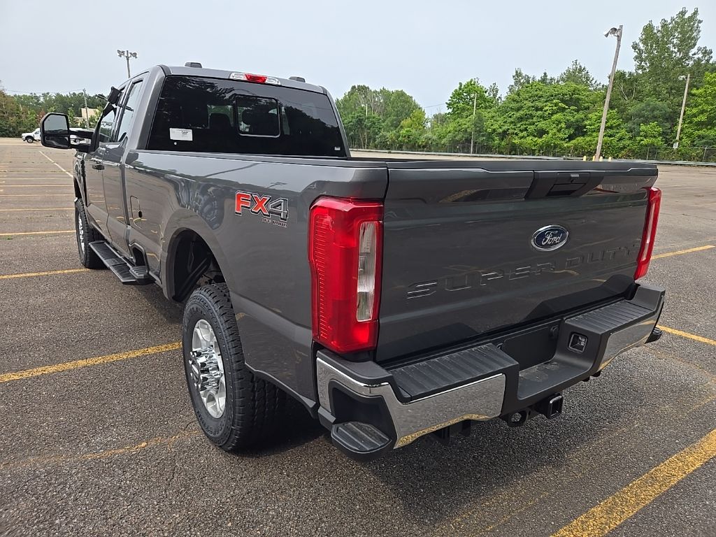 2025 Ford F-350 XLT photo 4