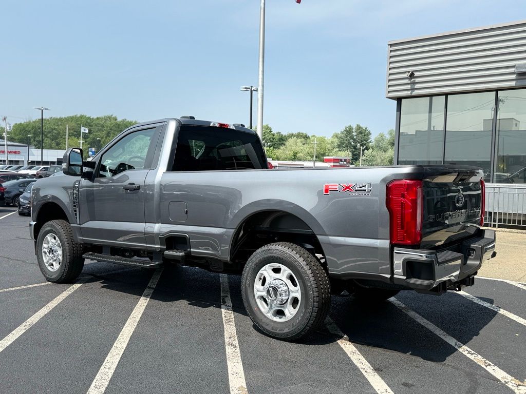 2025 Ford F-350 XLT photo 4