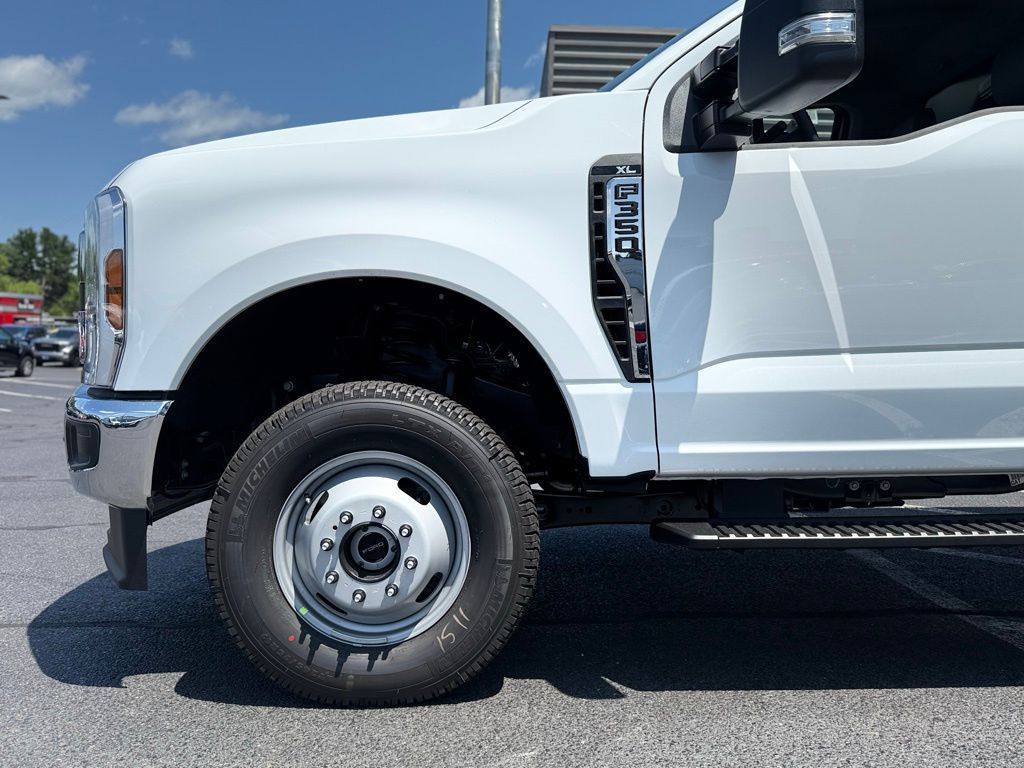 2025 Ford F-350 photo 3