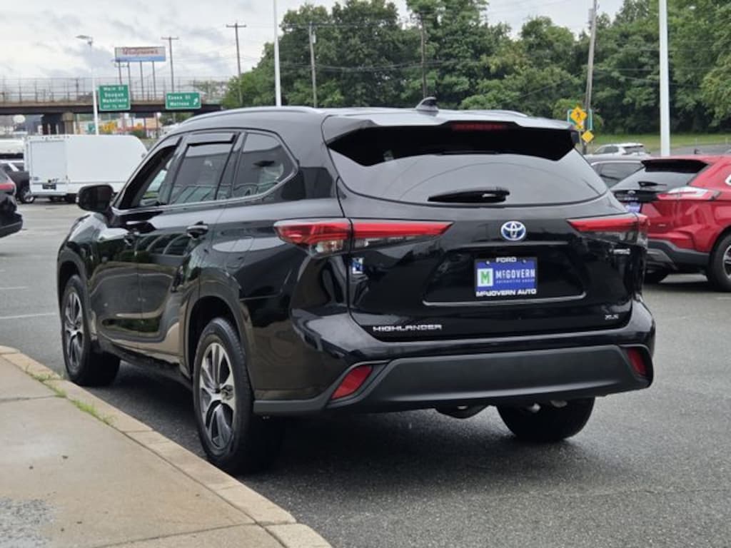 Used 2022 Toyota Highlander Hybrid XLE SUV