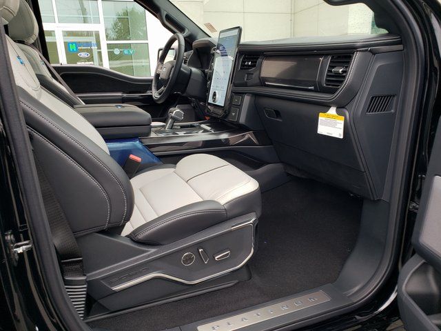 2025 Ford F-150 Lightning Platinum - Photo 14