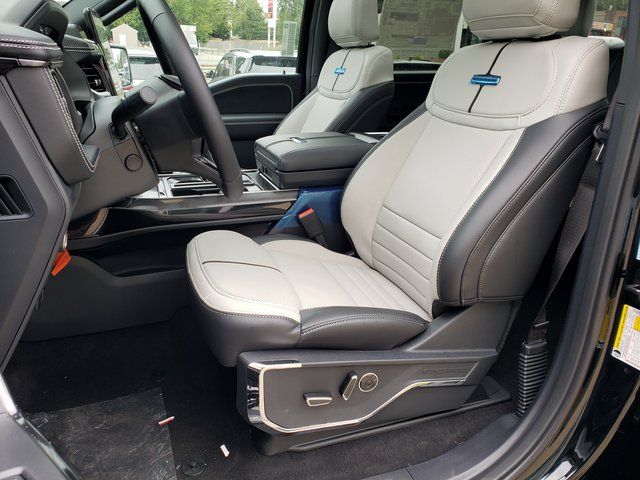 2025 Ford F-150 Lightning Platinum - Photo 13