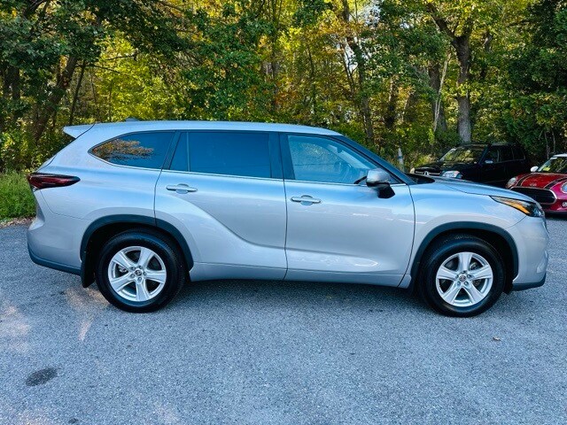 2024 Toyota Highlander LE photo 4