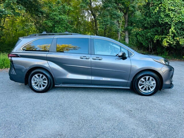 2024 Toyota Sienna LE photo 4