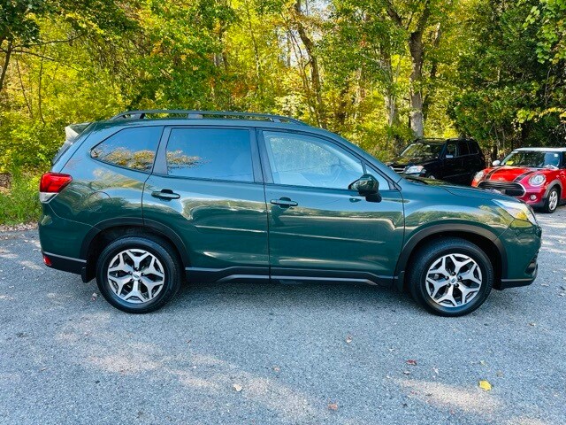 2022 Subaru Forester Premium photo 4