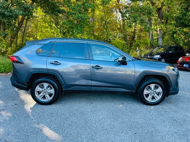 2022 Toyota RAV4 XLE photo 4