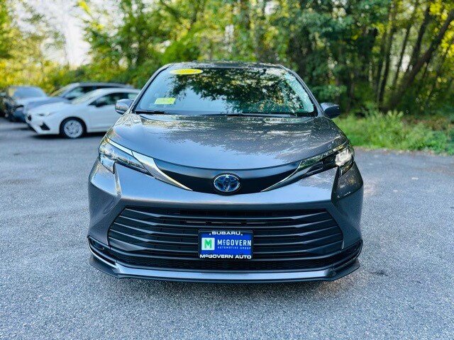 2024 Toyota Sienna LE photo 2