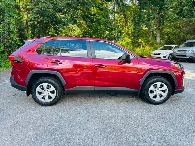 2022 Toyota RAV4 LE photo 4