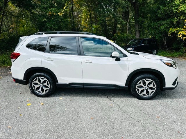 2023 Subaru Forester Premium photo 4