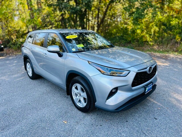2024 Toyota Highlander LE photo 3