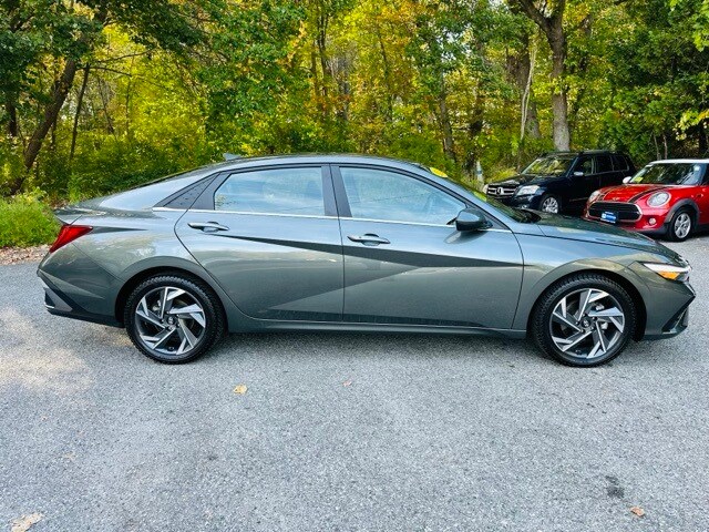 2024 Hyundai Elantra SEL Convenience photo 4