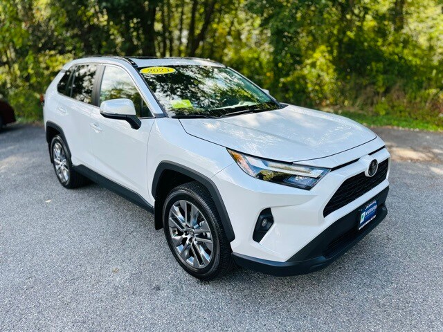 2023 Toyota RAV4 XLE Premium photo 3
