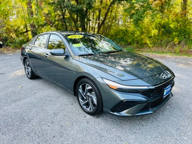 2024 Hyundai Elantra SEL Convenience photo 3