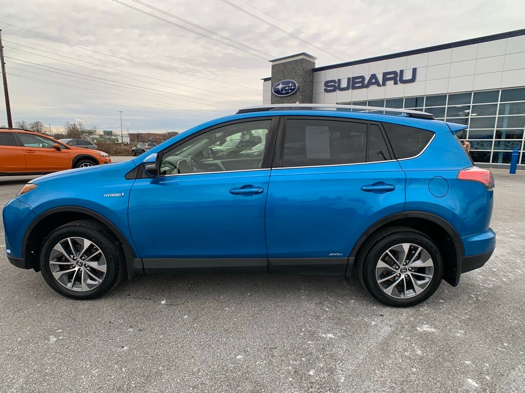 2017 Toyota RAV4 Hybrid XLE photo 3