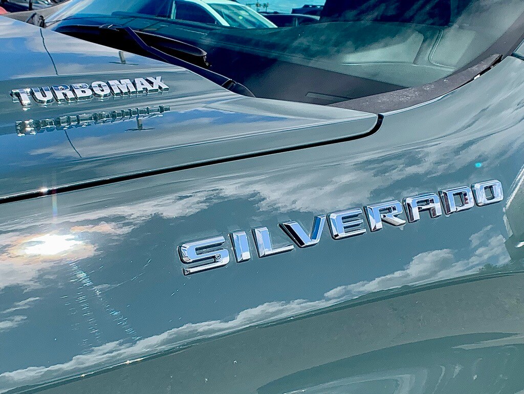 2025 Chevrolet Silverado 1500 LT photo 4