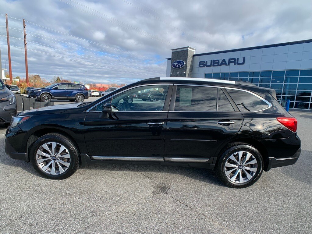 2018 Subaru Outback 3.6R Touring photo 2