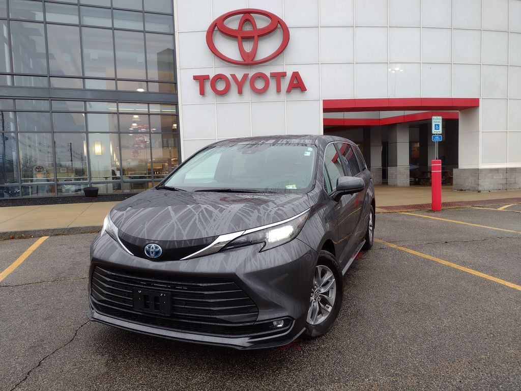 2025 Toyota Sienna XLE's photo