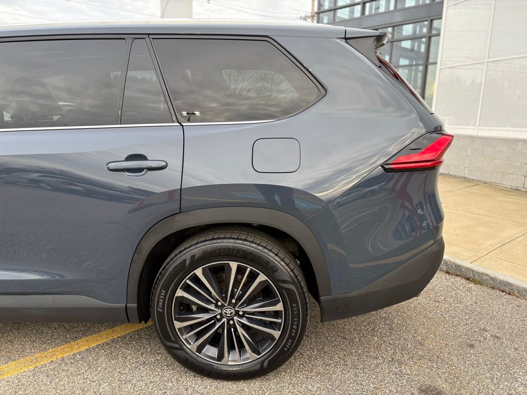 2024 Toyota Highlander Hybrid Platinum photo 2