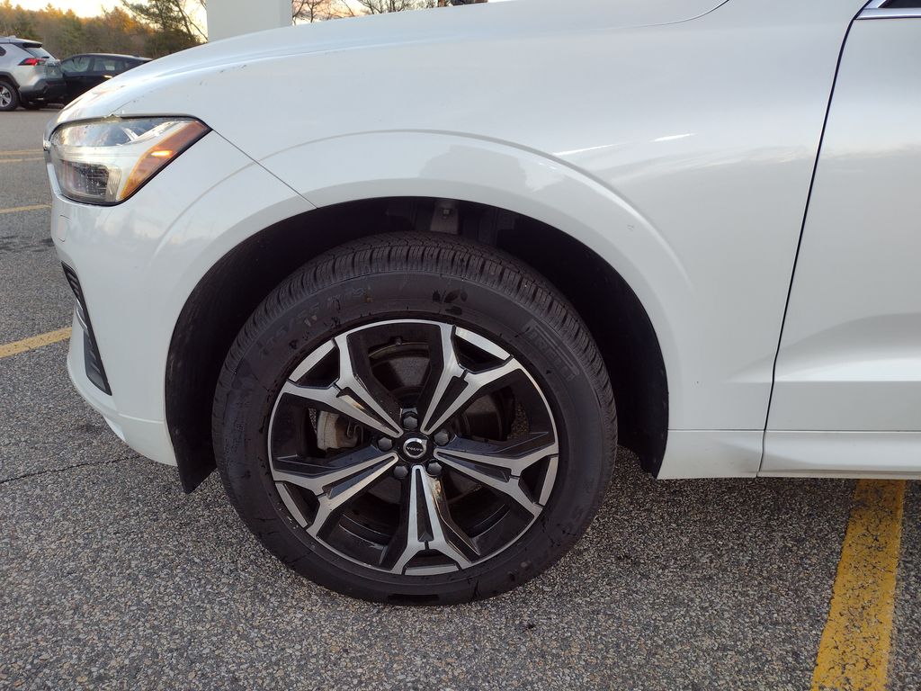 2022 Volvo XC60 B5 Momentum photo 2