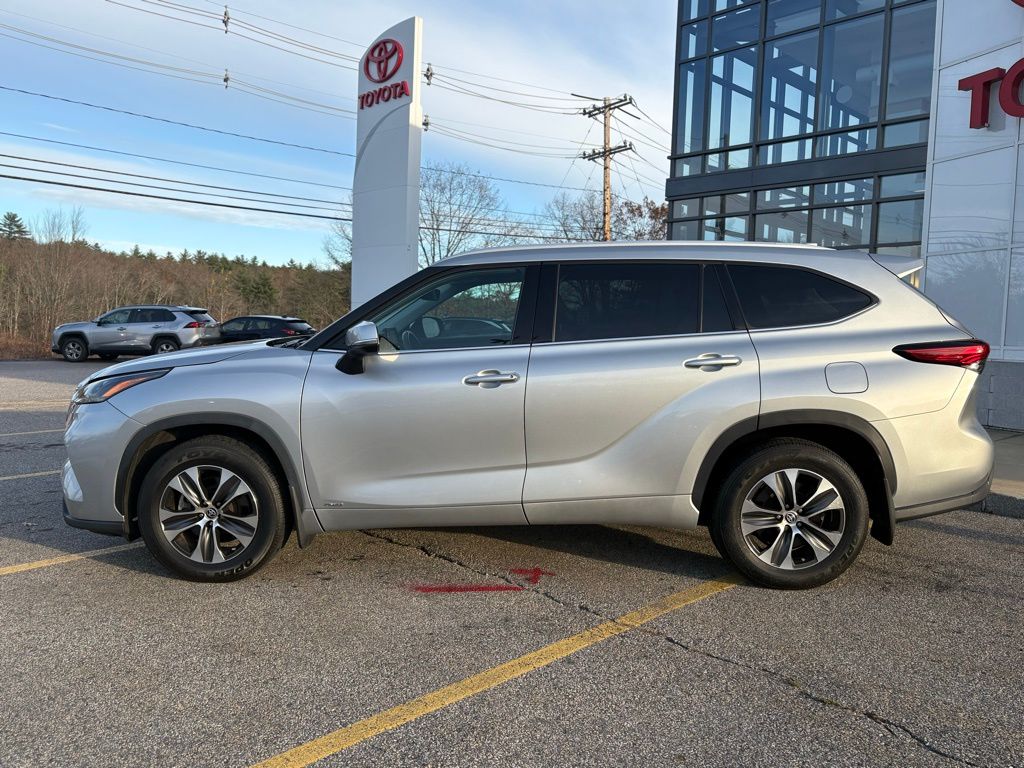 2022 Toyota Highlander Hybrid XLE photo 2