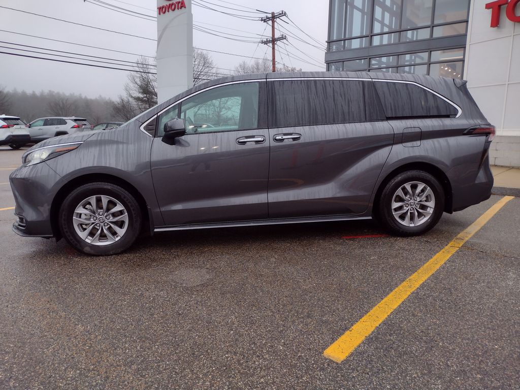 2025 Toyota Sienna XLE photo 3