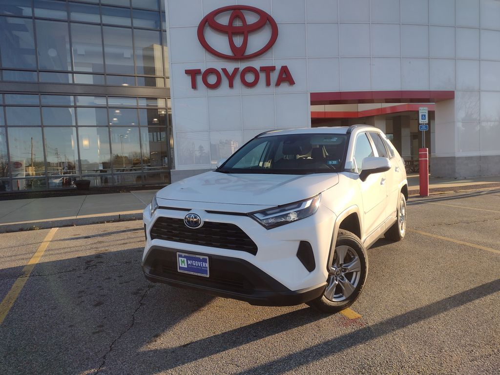 2024 Toyota RAV4 LE's photo