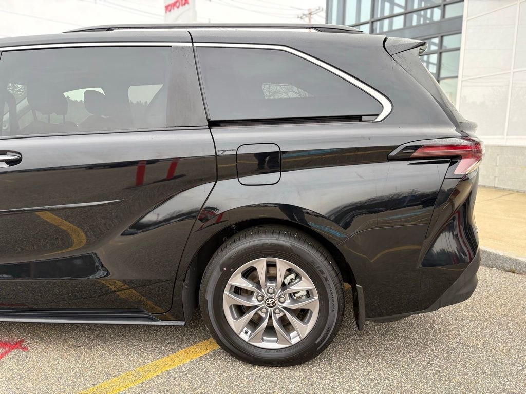 2025 Toyota Sienna XLE photo 4
