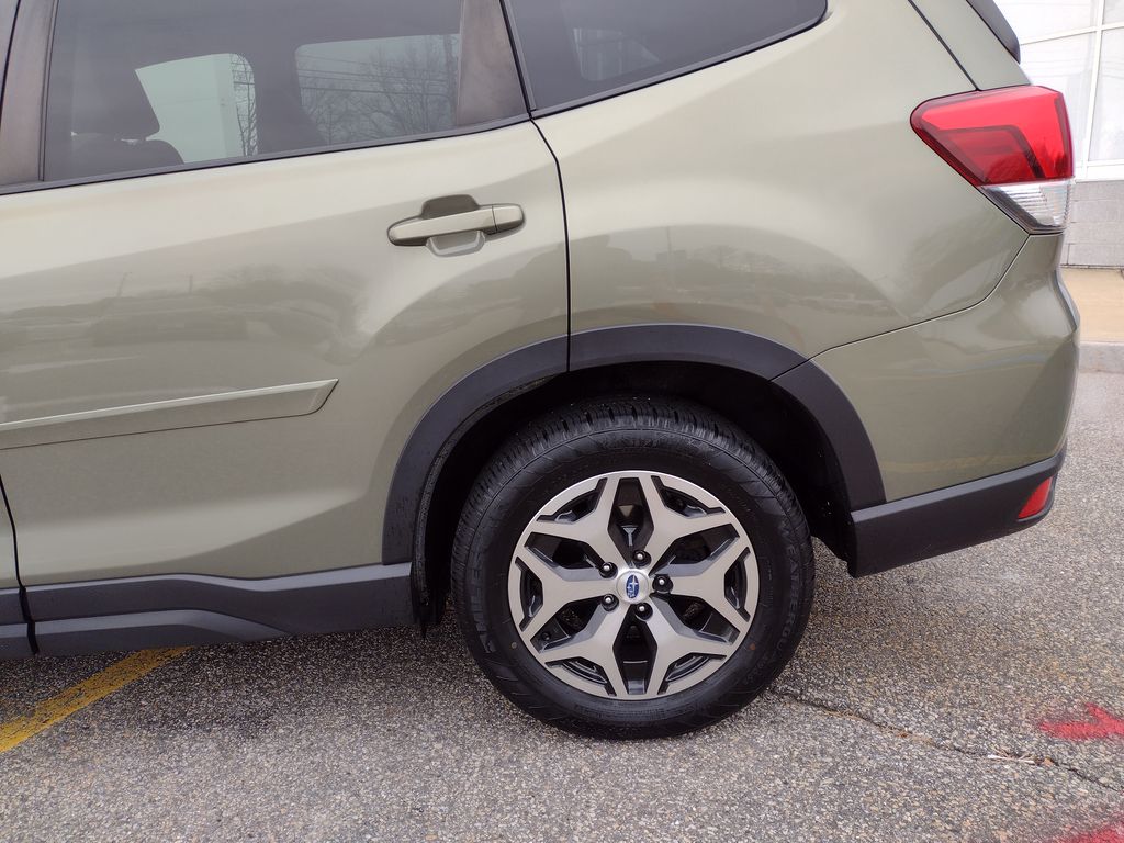 2021 Subaru Forester Premium photo 4