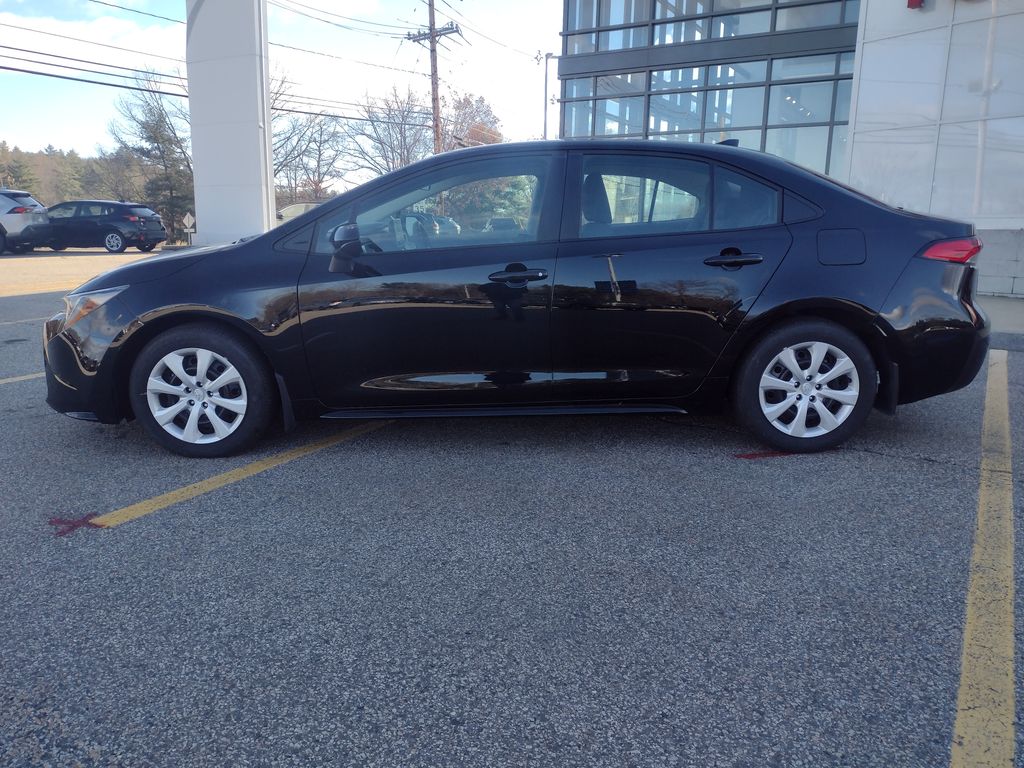 2025 Toyota Corolla LE photo 3