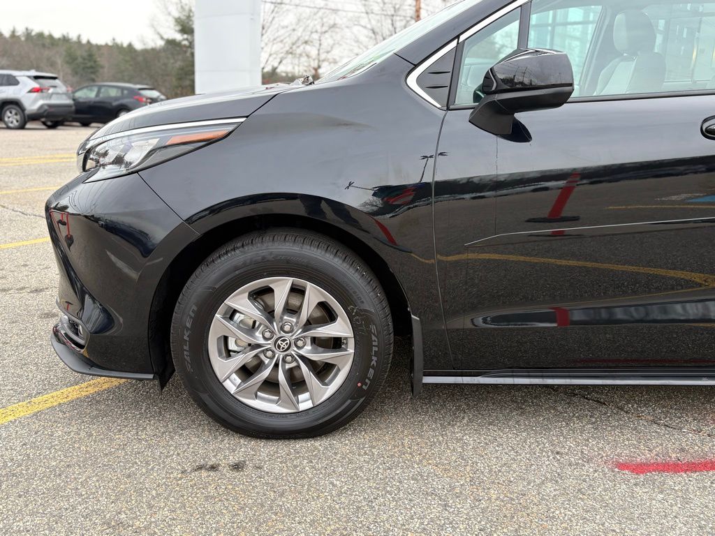 2025 Toyota Sienna XLE photo 2