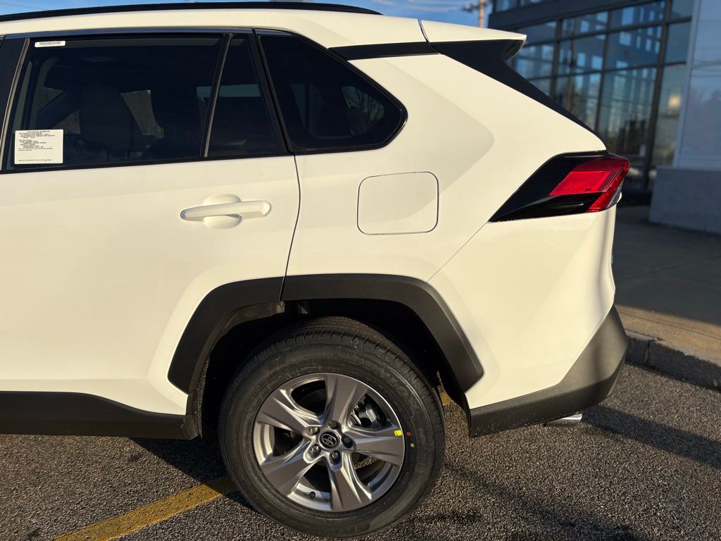 2025 Toyota RAV4 XLE photo 4