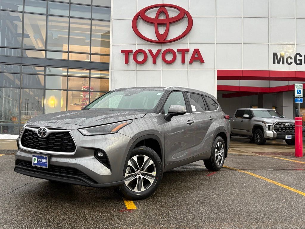 2026 Toyota Highlander XLE's photo