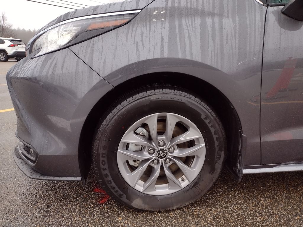 2025 Toyota Sienna XLE photo 2